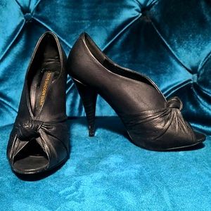 Black leather open-toed shoes